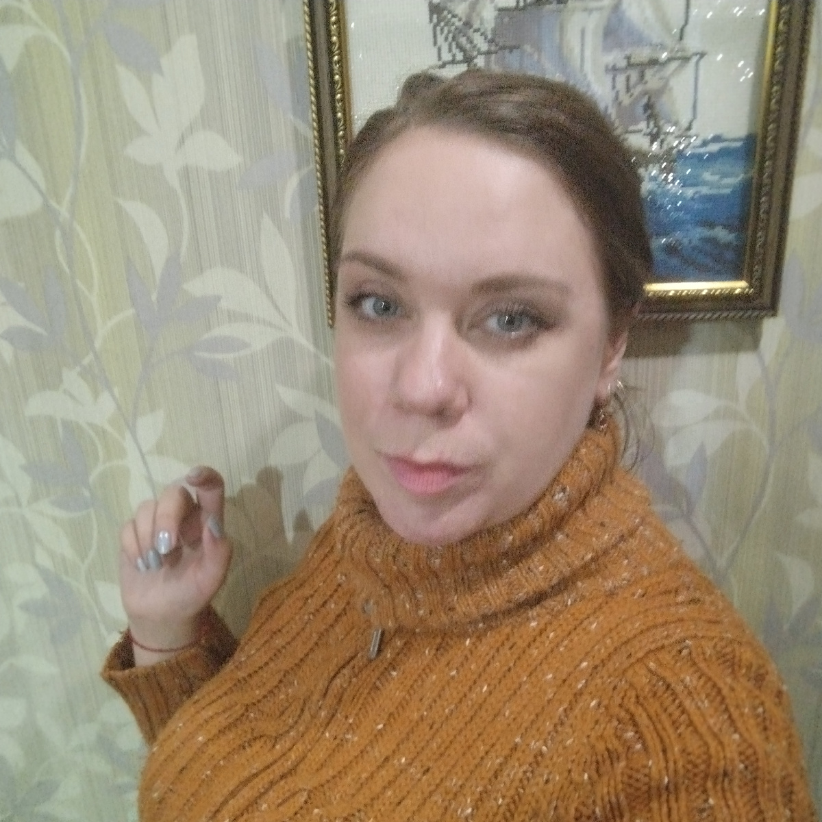 Автор канала с немытой головой, но вполне счастливый😅❤️  Сзади алмазная мазаика, делала ее, когда познакомилась с мужем. 