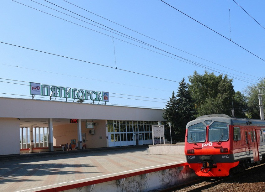 Вокзал в Пятигорске. Фото с сайта https://mycarrental.ru/pyatigorsk-railway/brand/volkswagen/. Взято с Яндекс.Картинки