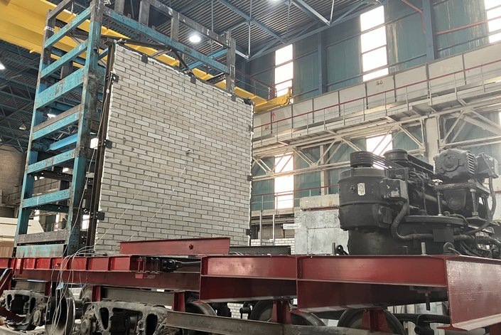    Испытания выполнялись на сейсмоплатформе, позволяющей воспроизводить нагрузки как при интенсивных землетрясениях