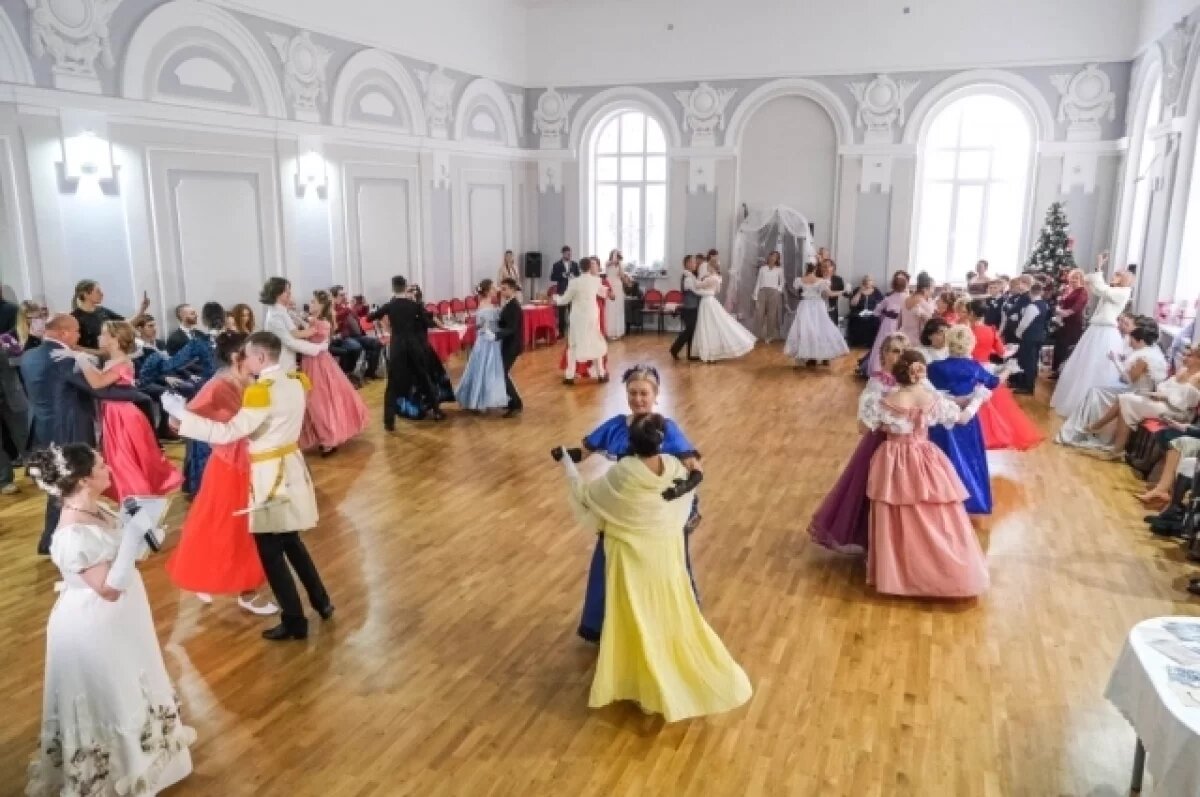    Новогодний бал в школе № 9 Владивостока перенёс участников в начало XX века
