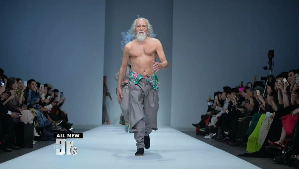 Но вот этому горячему дедушке правда 80 лет! 