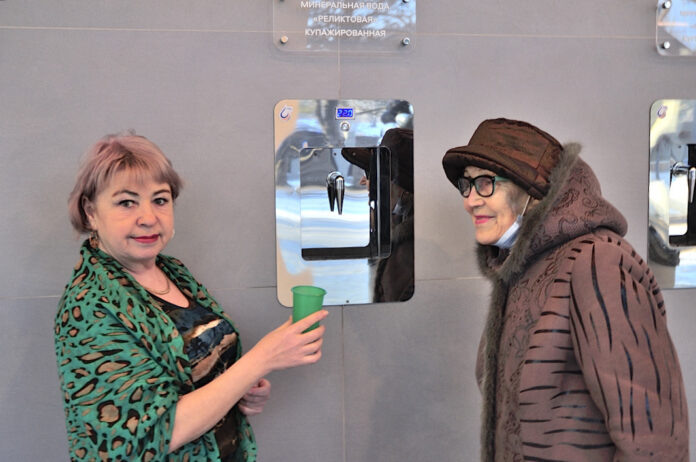 Хозяюшка Светлана Фетисова (слева) и посетительница Евгения Степановна дегустируют живую воду из синегорского источника.