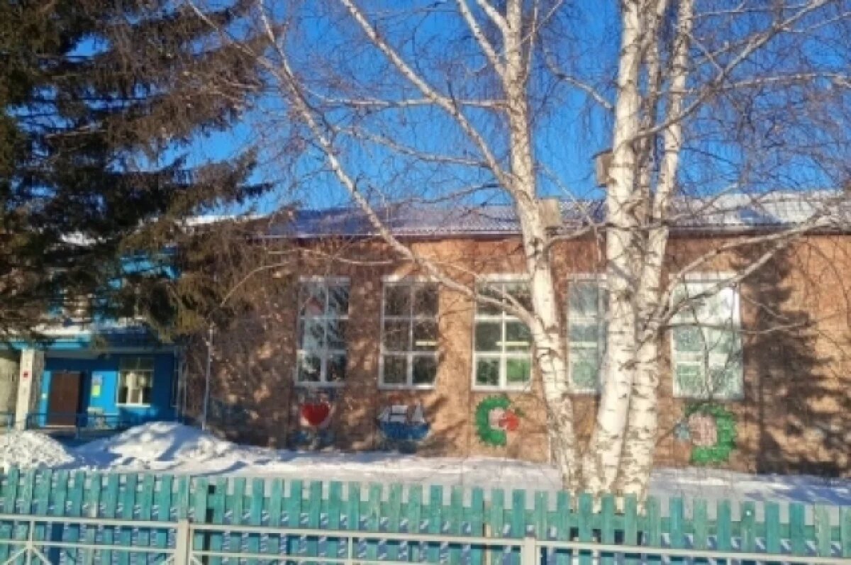    Благодаря прокуратуре в школе под Новосибирском заменили протекающую крышу