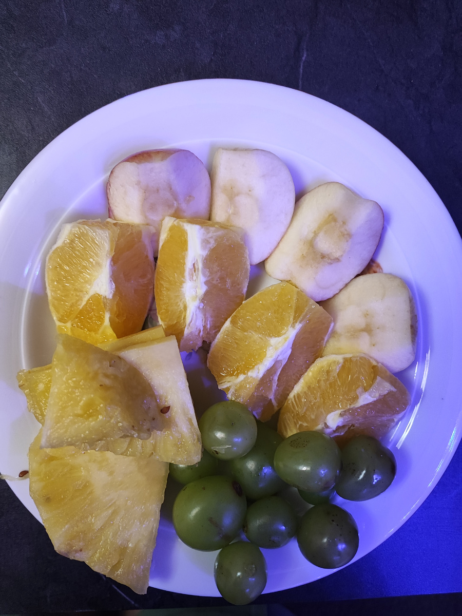 Яблоко 82гр, апельсин 140гр, ананас 148гр, виноград 86гр. Итого 211.96кК.