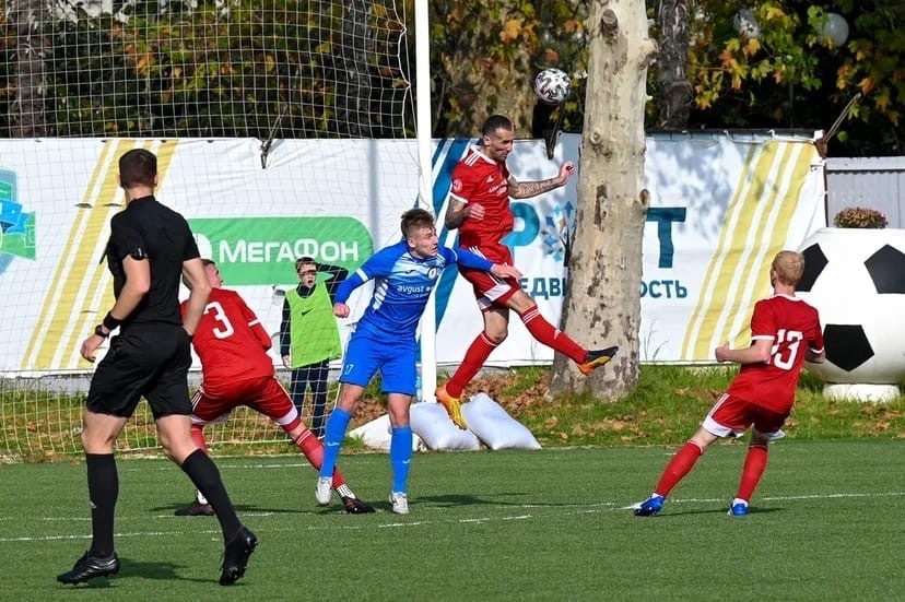 В красной футболке в прыжке - Артем Владимирович Стручков