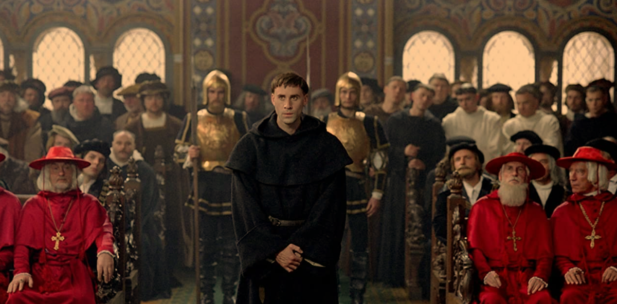 Джозеф Файнс в роли Мартина Лютера в фильме «Лютер» (2003).