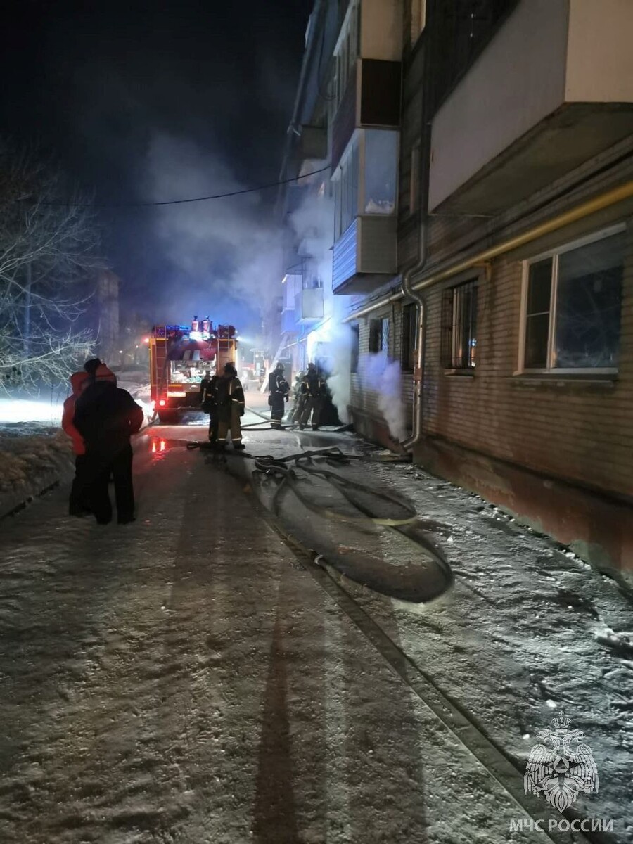    Пожар в подвале четырехэтажки в Барнауле. Источник: МЧС Алтайского края