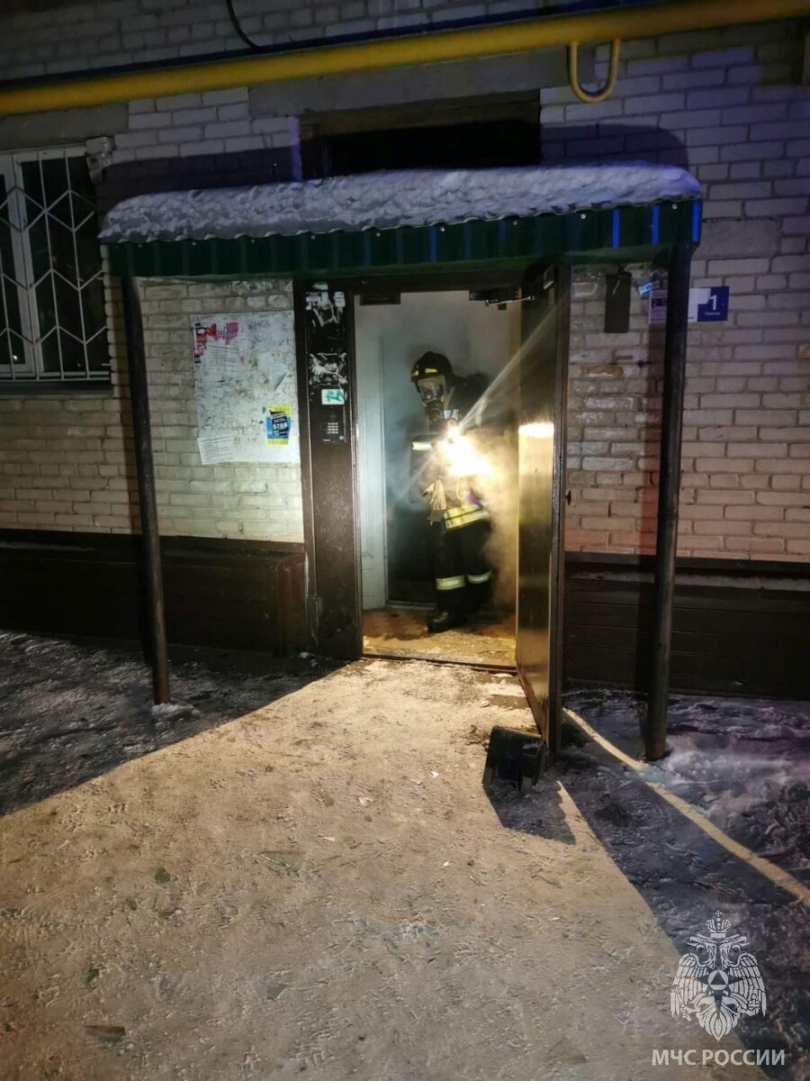    Пожар в подвале четырехэтажки в Барнауле. Источник: МЧС Алтайского края