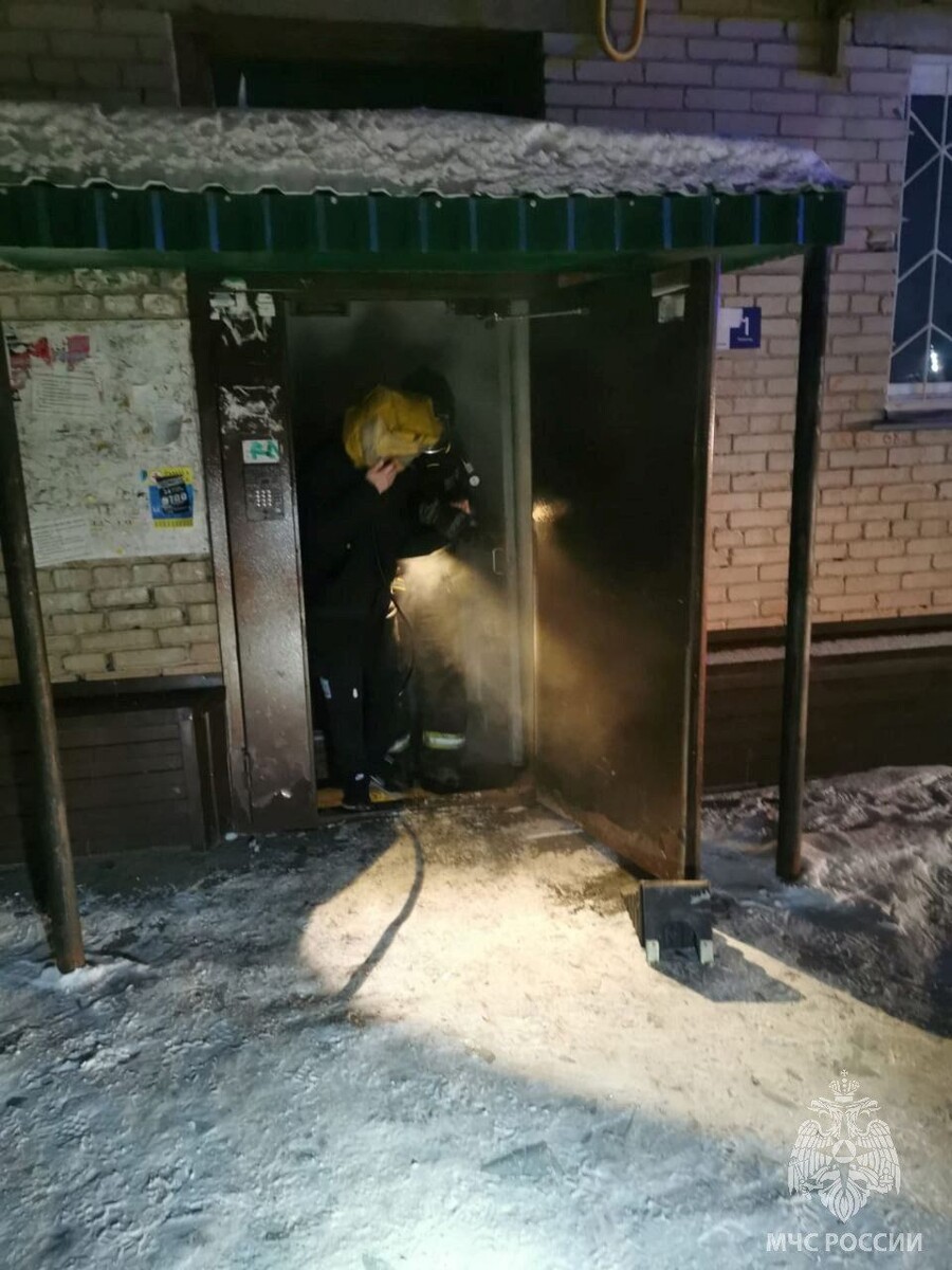    Пожар в подвале четырехэтажки в Барнауле. Источник: МЧС Алтайского края