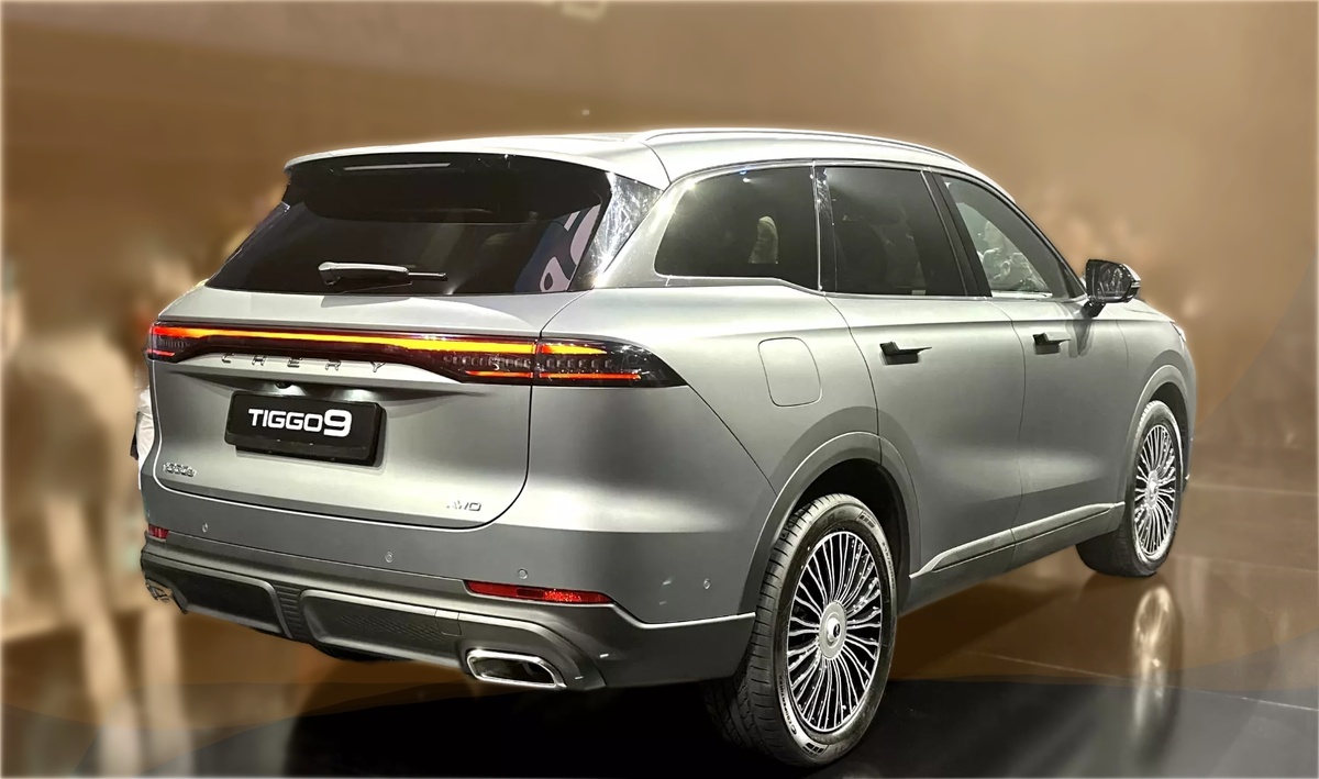 Сзади автомбобиль явно похож на Geely Monjaro! Или нет?