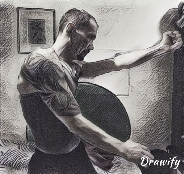 Правая рука закрывает область печени