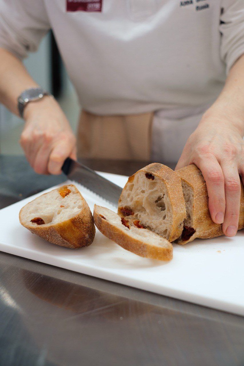 Ремесленный хлеб с хрустящей корочкой и влажным мякишем начали производить в новой пекарне Благовещенска / Фото: правительство Амурской области