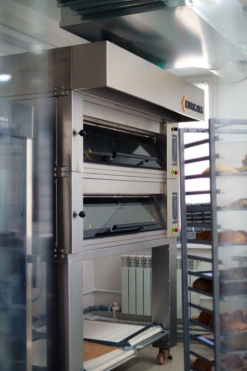 Тесто при 16-часовом брожении отправляют в подовую печь с каменным дном / Фото: правительство Амурской области