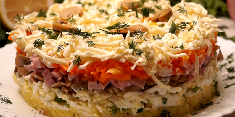 Салат с ветчиной, грибами и сыром, из доступных продуктов, станет украшением праздничного стола