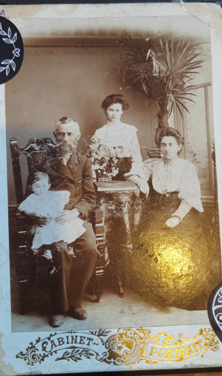 Першин Иннокентий Иванович, внучка Оля, дочери Надежда и Любовь