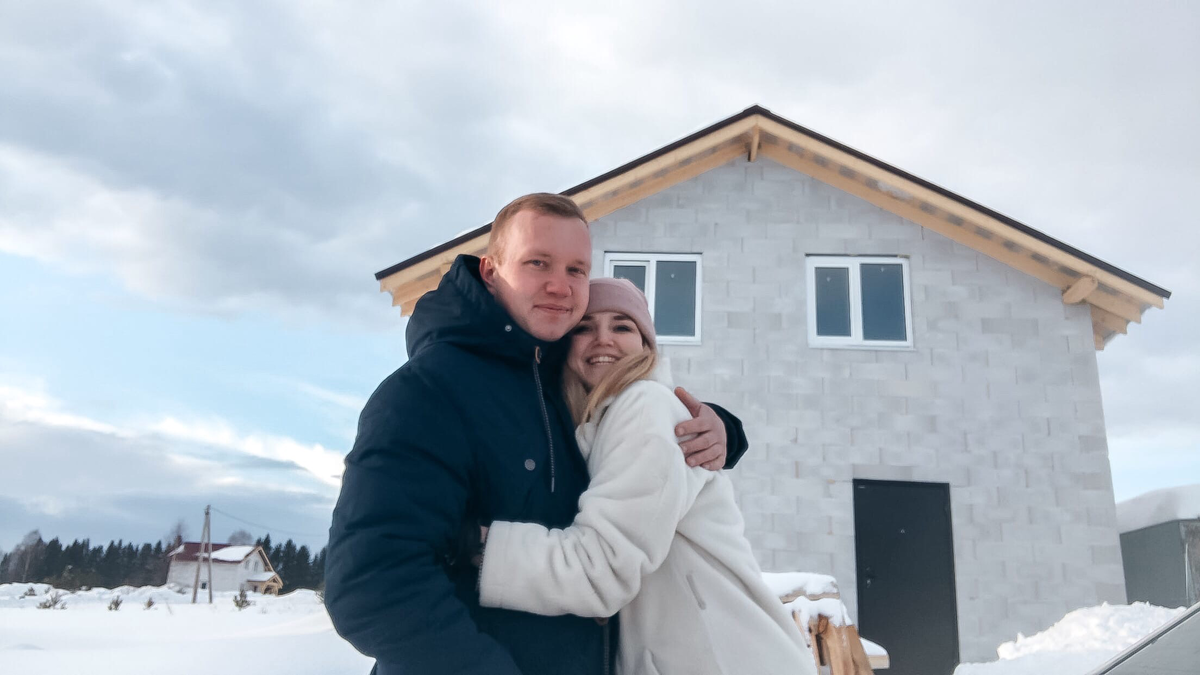 Мы с мужем сразу после покупки дома.