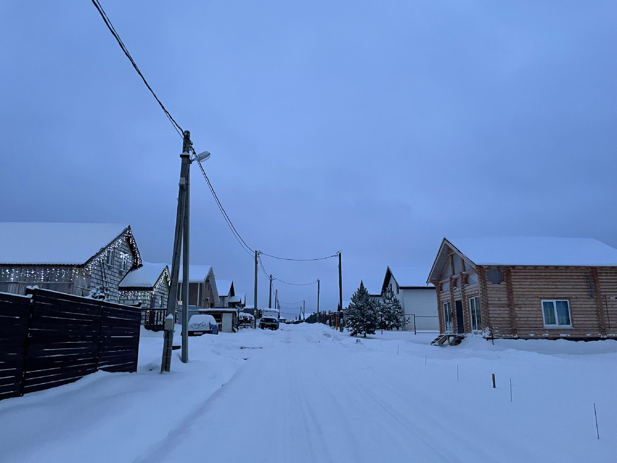 Вот так сейчас выглядит наша улица в деревне. Освещение, забор потихоньку ставим.
