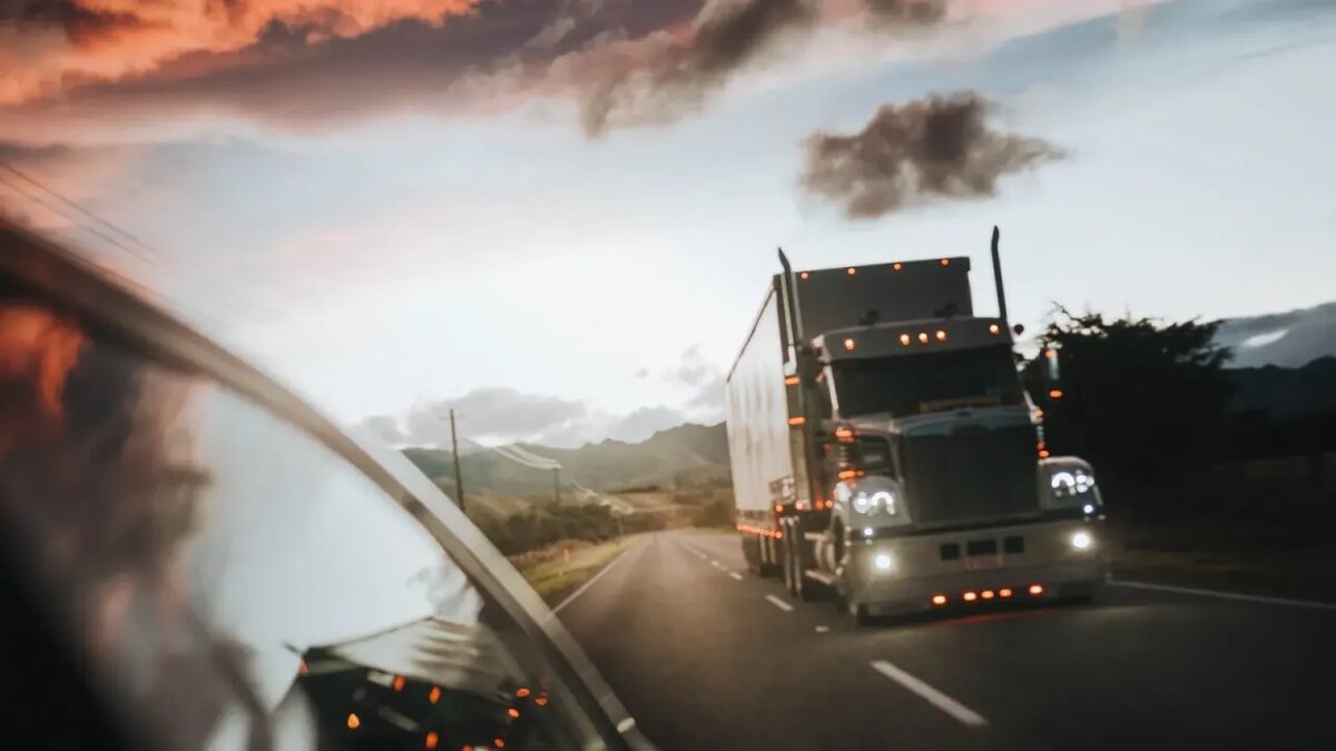    Дальнобойщик.