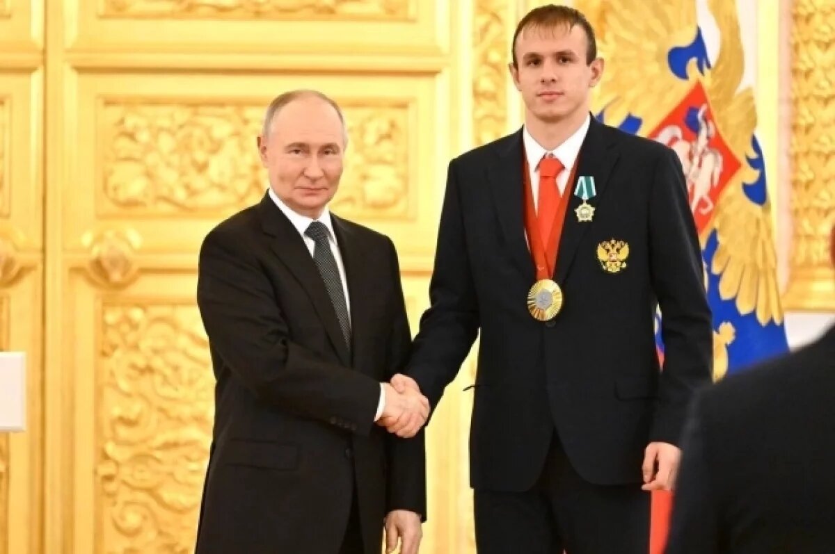    Владимир Путин и Матвей Якушев.