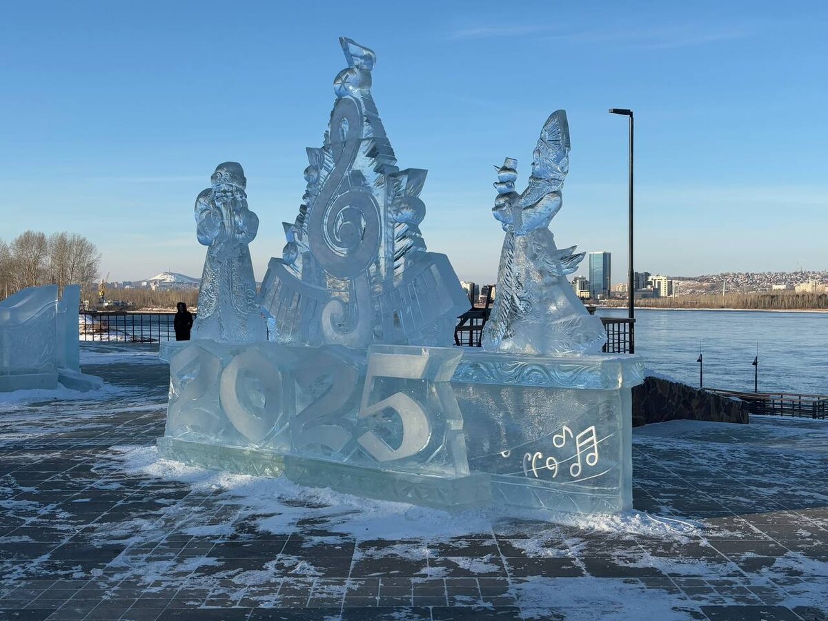     В Кировском районе Красноярска строят сразу 2 ледовых городка