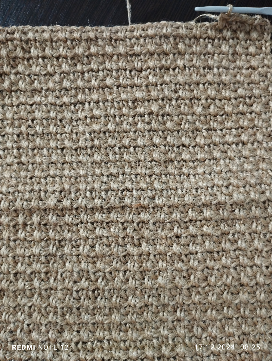 Так выглядит полотно связанное рядами вперёд-назад.