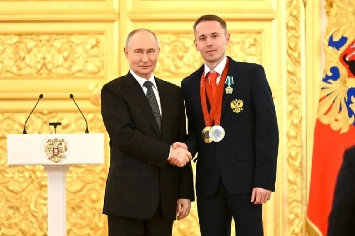    Легкоатлет Александр Костин получил из рук президента орден Дружбы.