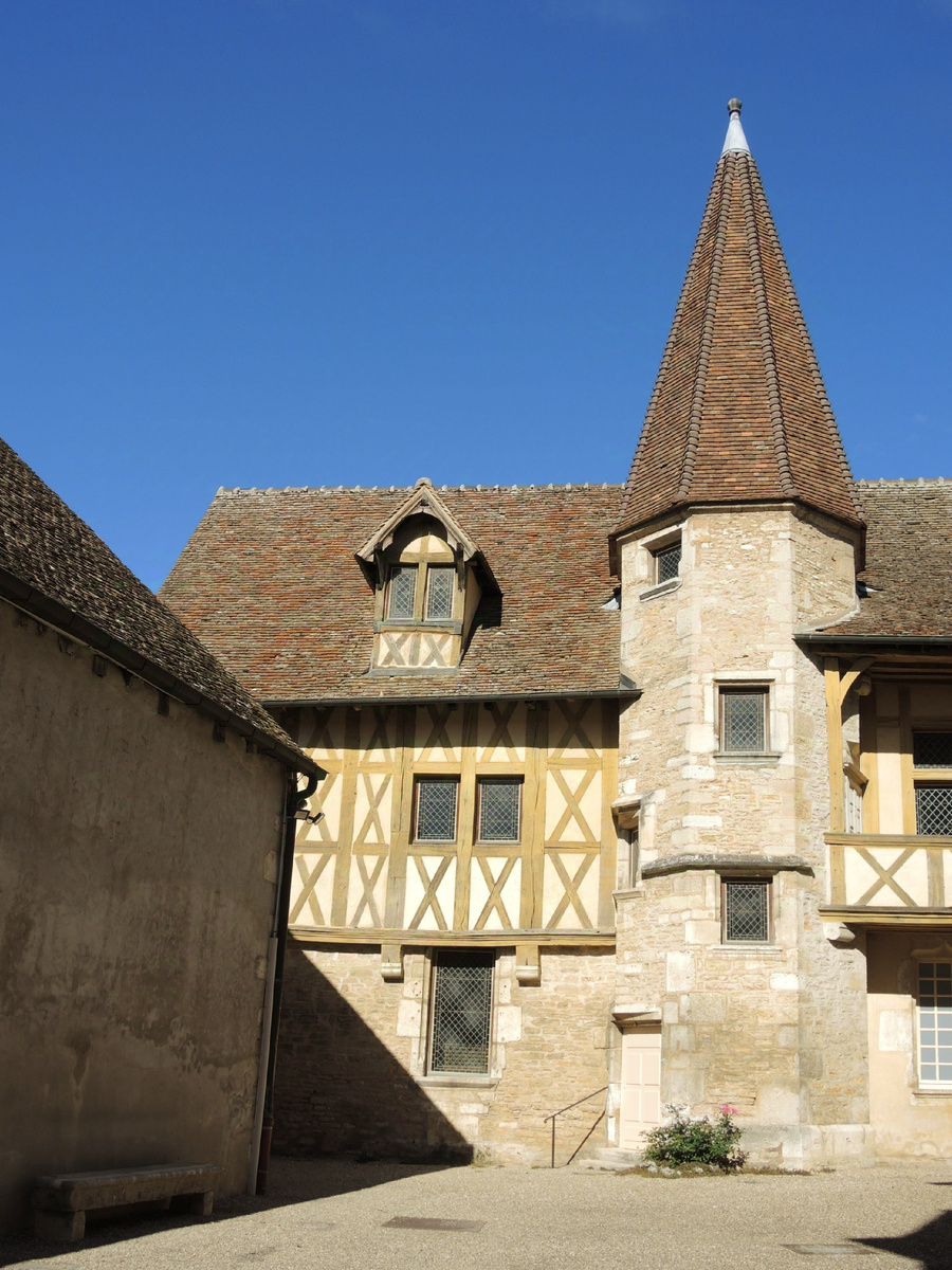 Бывшая резиденция Бургундских герцогов — Hôtel des Ducs, в которой они и не жили совсем, т.к. квартировали, в основном, во Фландрии.