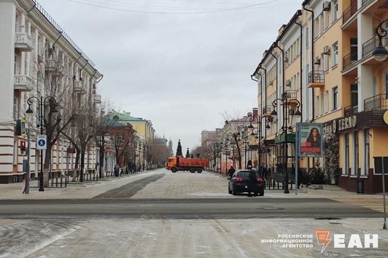    ЕАН / Грузовик передвигается прямо по мансуровскому граниту на Советской