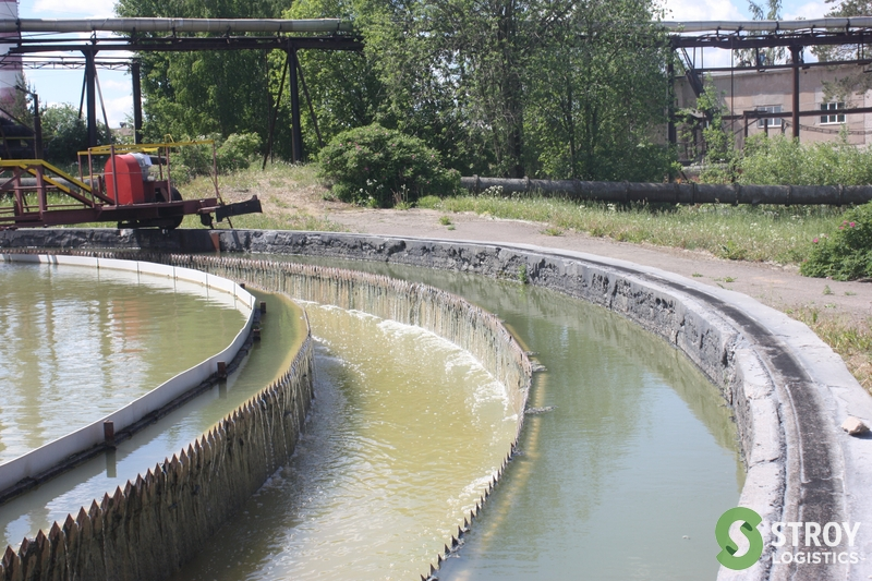 Наблюдается разрушение бетонного камня стенки отстойника 