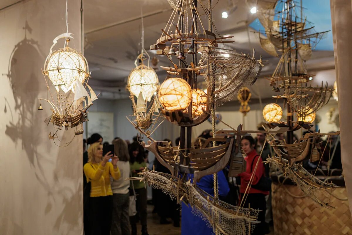    На выставке «Фантастические миры Анатолия Титова». Фото: «Республика» / Михаил Никитин