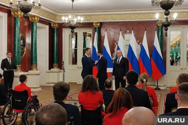 Первые госнаграды паралимпийцам сегодня в Кремле вручали вице-премьер Дмитрий Чернышенко и министр спорта Михаил Дегтярев. Фото: Екатерина Лазарева © URA.RU