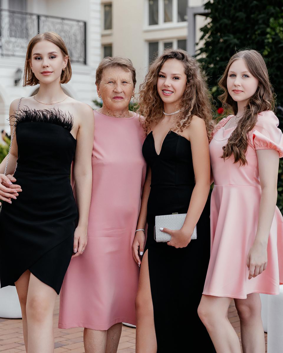 Валентина Михайловна с внучками