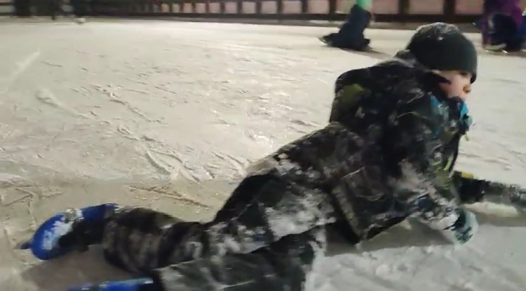 У Миши падать хорошо получается