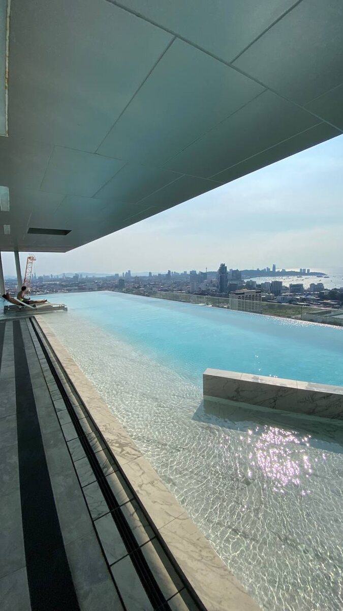 Представьте, как вы проводите время у скай-пула с бокалом любимого напитка, наслаждаясь закатом над океаном.