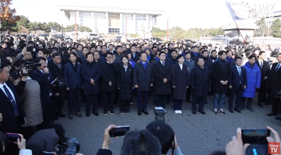 Импичмент президенту, митинги, протесты в Южной Корее...Как ведут себя корейцы в такой ситуации