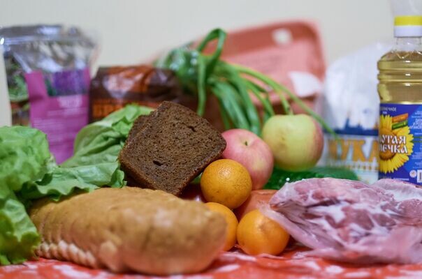 Продукты на столе, архивное фото