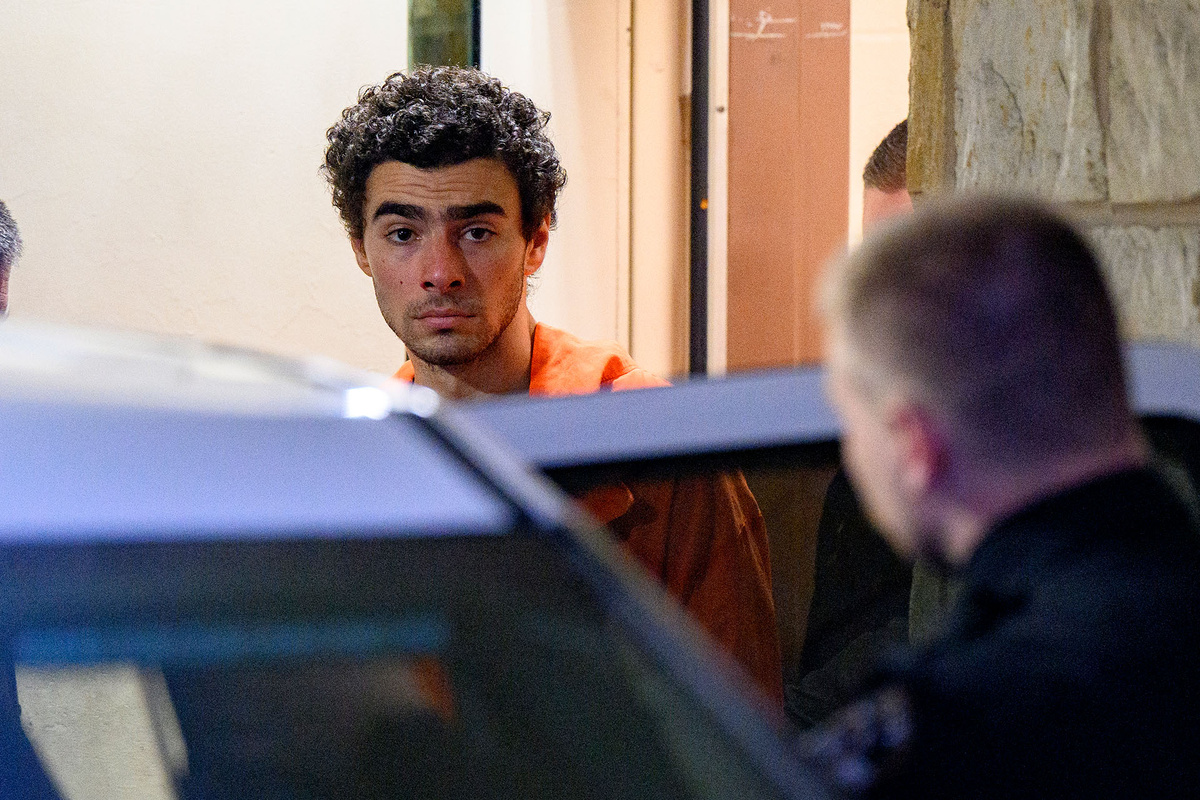    Луиджи Манджоне выводят из здания суда округа Блэр после слушания об экстрадиции, 10 декабря 2024 года, в Холлидейсбург, Пенсильвания. Манджоне предъявлено обвинение в хранении оружия и подделке документов, связанных с убийством генерального директора United Healthcare Брайана Томпсона в Нью-Йорке