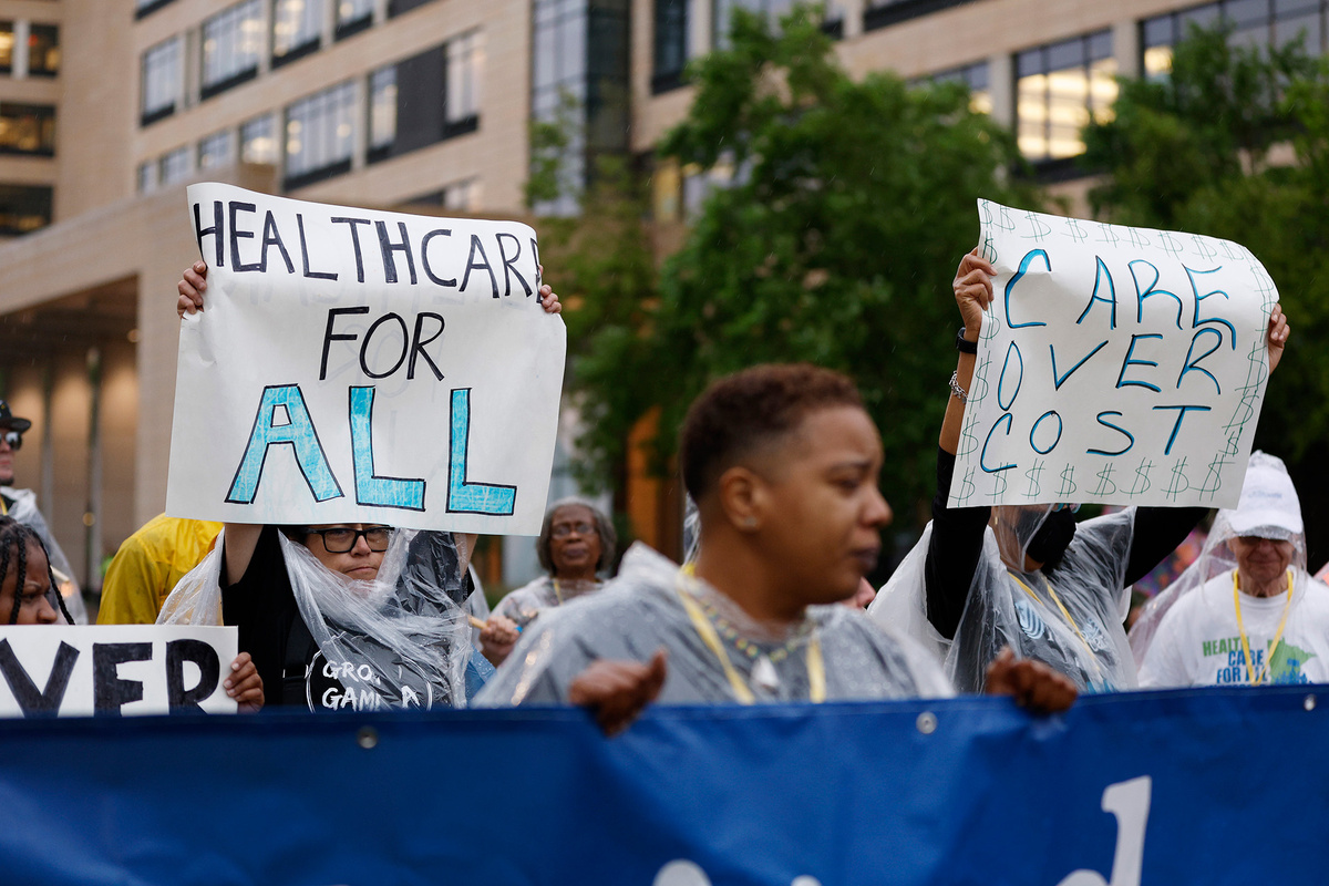    Протестующие у штаб-квартиры United Healthcare, 15 июля 2024 года, Миннетонка, штат Миннесота