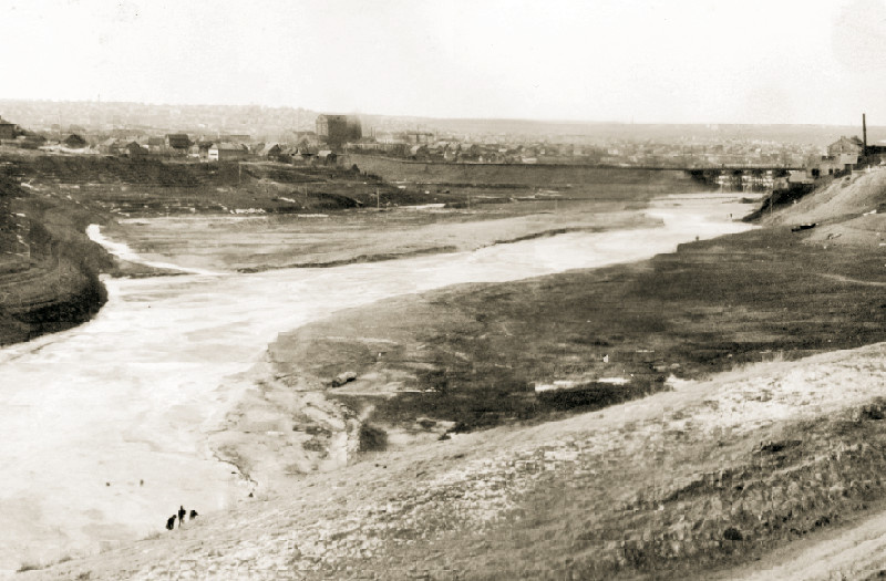    Река Камышинка. Вид в сторону строящегося Бородинского моста (1958 год)