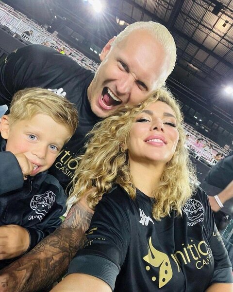 Недавно Анна и Янис развелись после четырех лет брака