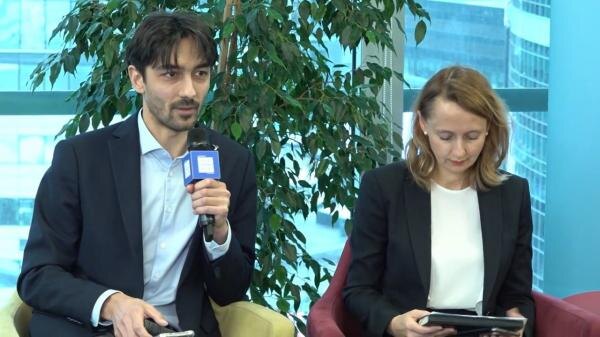 На фо­то ди­рек­тор нап­рав­ле­ния "Тех­но­логи­чес­кое ли­дерс­тво" АНО "Циф­ро­вая эко­номи­ка" Ярос­лав Ав­диев (сле­ва) и ме­нед­жер по раз­ви­тию биз­не­са де­пар­та­мен­та меж­ду­народ­но­го биз­не­са АО "Сит­ро­никс" На­талья Ха­рито­нова