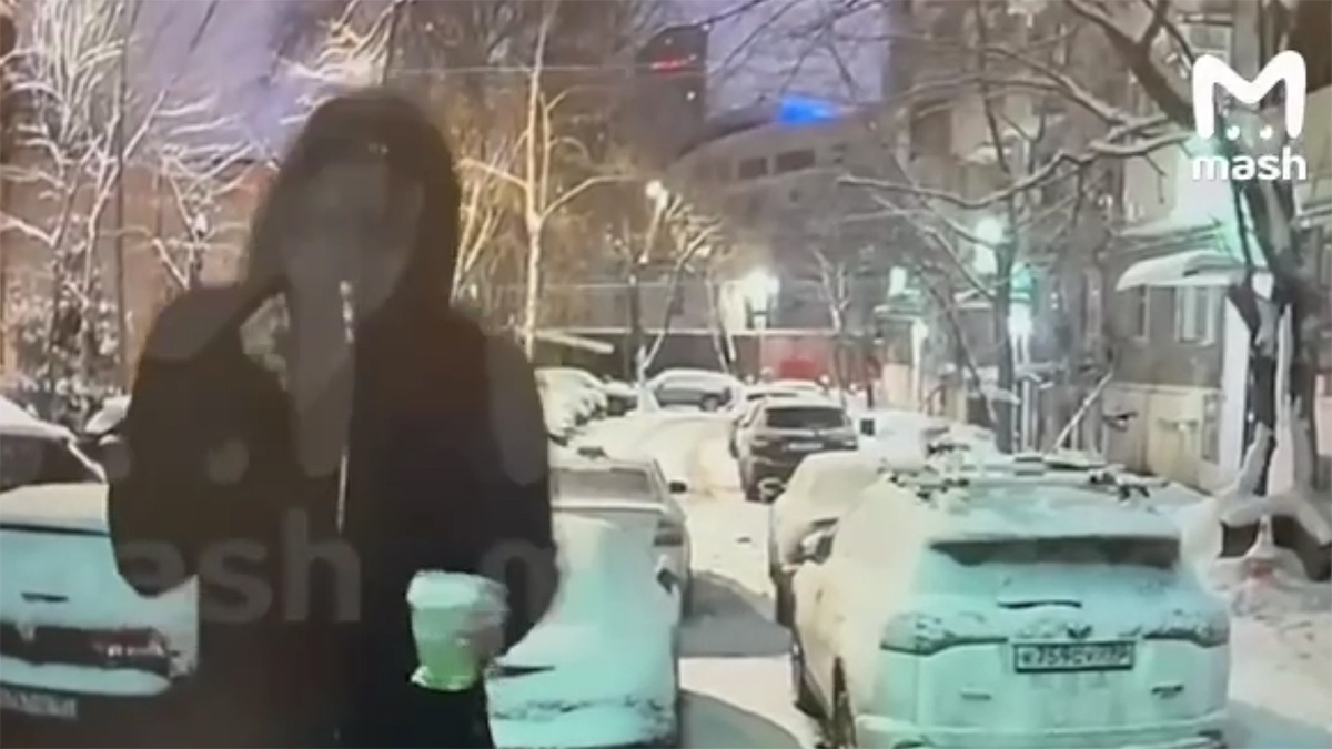 Янис Тимма у дверей подъезда. Фото: скрин видео телеграм-канала Mash