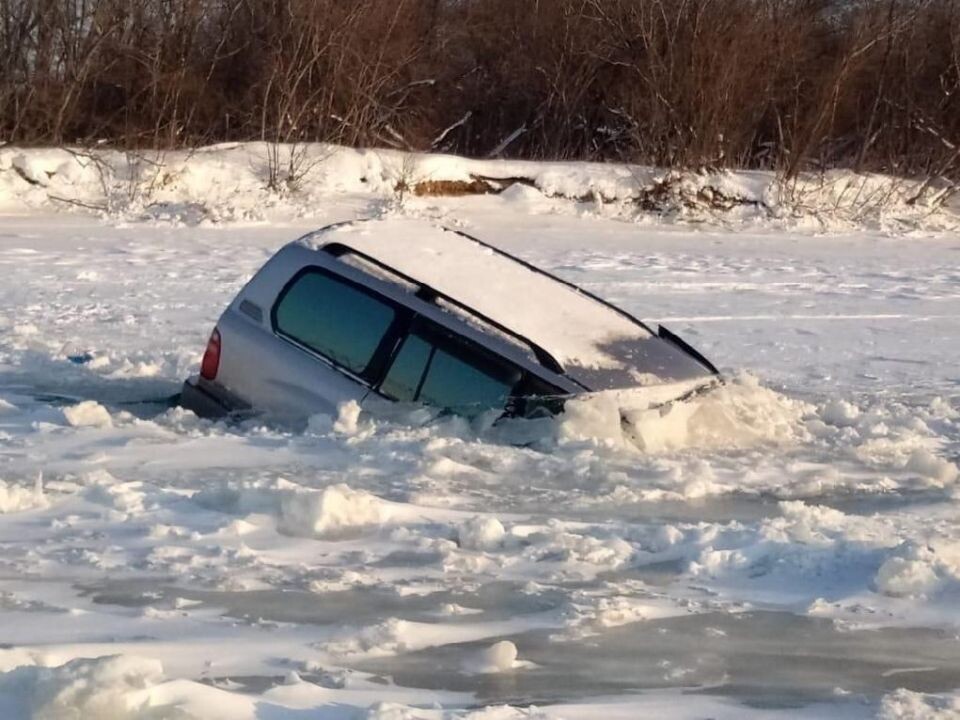    Машина провалилась под лед на озере Песчаное. Источник: Управление Алтайского края по делам ГОЧС и ПБ