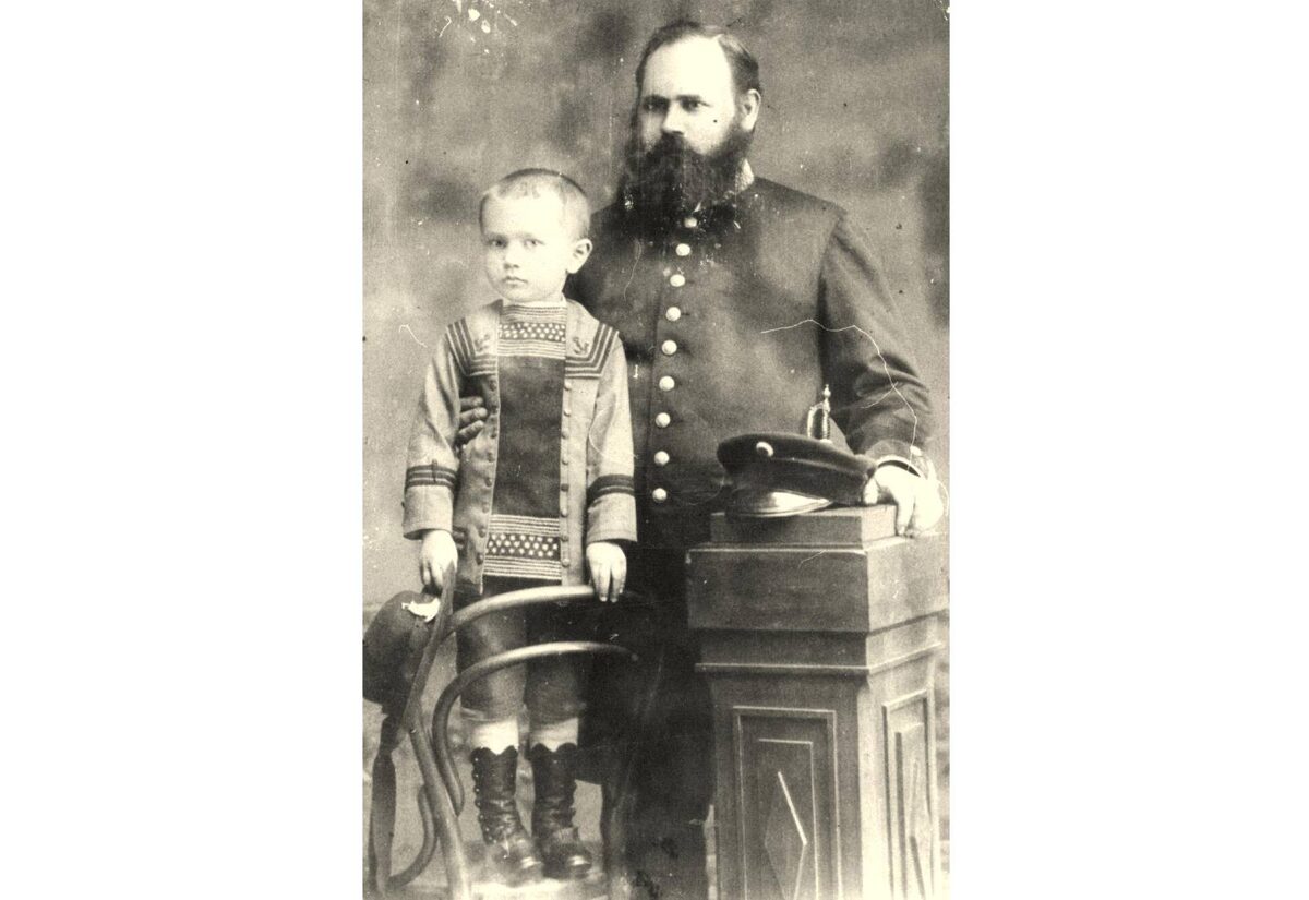 Евгений Павловский (ему здесь пять лет) с отцом Никанором Васильевичем, 1889 год