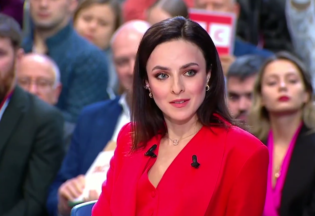 Шура Суворова в красном. В этом году ей уже второй раз доверили модерировать беседу с Президентом.