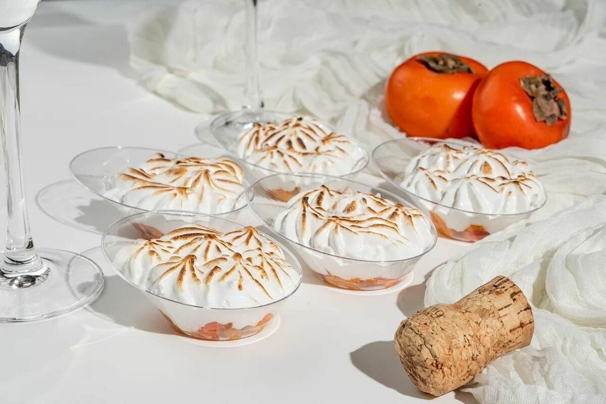 Канапе с хурмой, корицей и меренгой от Food Embassy by Julia Vysotskaya за 504 ₽