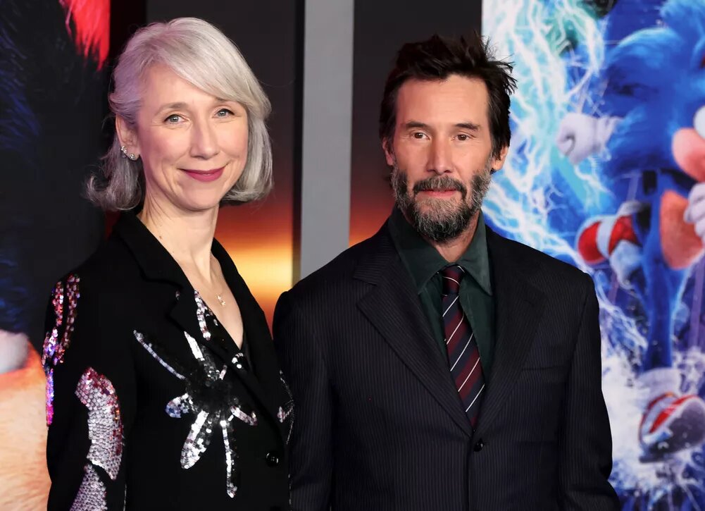    Киану Ривз с возлюбленной совершили редкий выход в свет в элегантных образах