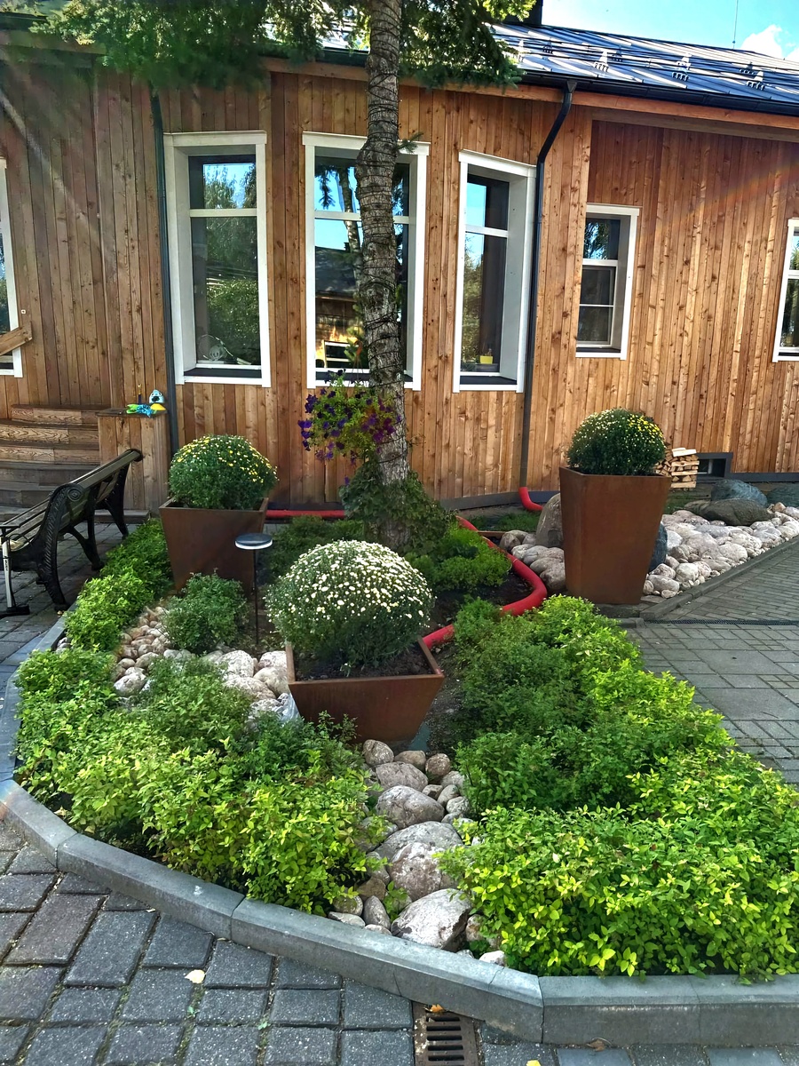 Кашпо из кортен стали в саду