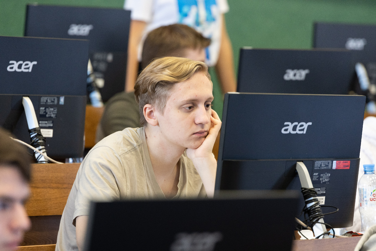 Снизить вероятность возникновения депрессии можно, участвуя в обсуждении и обмениваясь контентом. Фото: пресс-служба УрФУ / Родион Нарудинов.