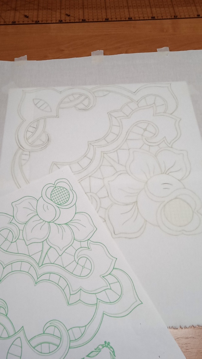 Зеленый рисунок-первоначальная схема. Моя схема находится под тканью и уже переведена на ткань. 